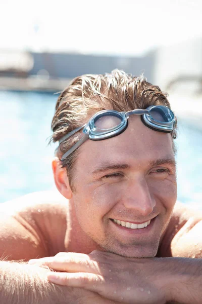 Seorang pria memakai kacamata di kolam renang — Stok Foto