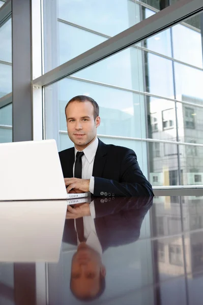 Businessman Working Laptop Smiling — kuvapankkivalokuva