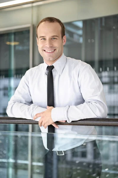 Businessman smiling at camera — Stock Photo, Image