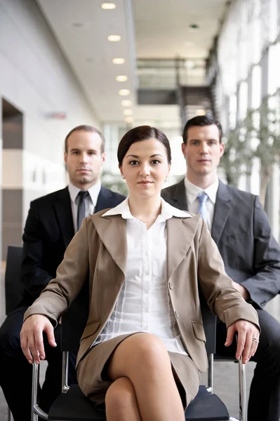 Equipe de empresários sentados em cadeiras — Fotografia de Stock