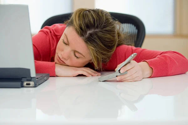 Γυναίκα κοιμάται στο γραφείο — Φωτογραφία Αρχείου