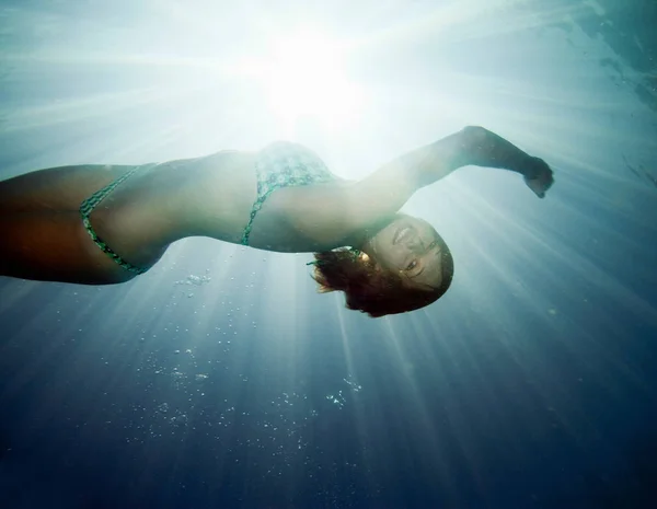 Девочка плавает под водой — стоковое фото