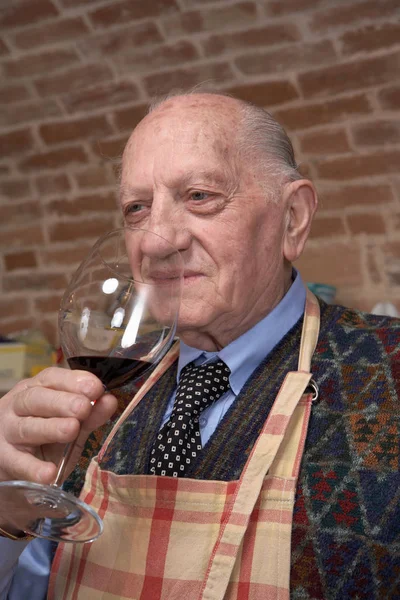 Senior adulto uomo odore di vino rosso — Foto Stock