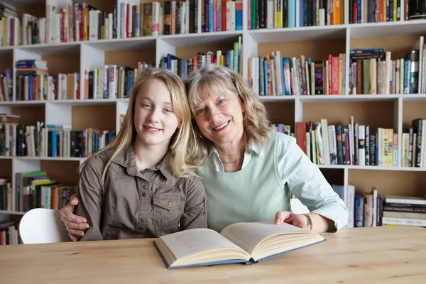 Vrouw en kleindochter samen lezen — Stockfoto