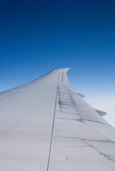 Křídlo letadla nad modrá obloha — Stock fotografie