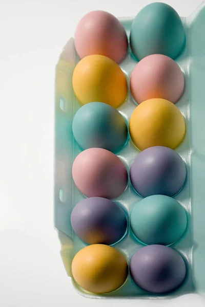 Cartón con huevos de colores — Foto de Stock