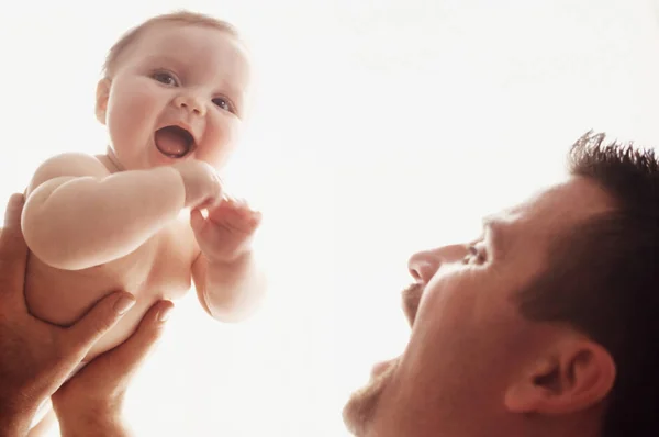 Vader Met Baby Familietijd Samenhorigheidsconcept — Stockfoto