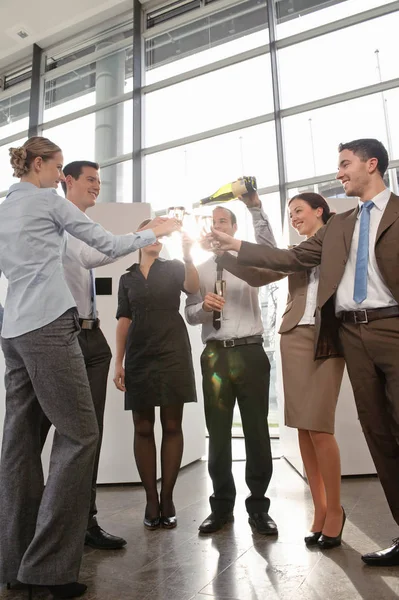 Executivos Negócios Felizes Com Champanhe — Fotografia de Stock