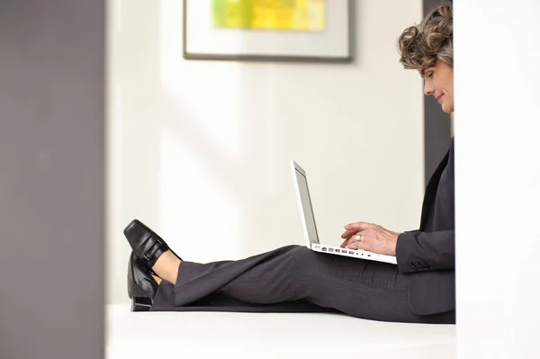 Empresária usando laptop — Fotografia de Stock