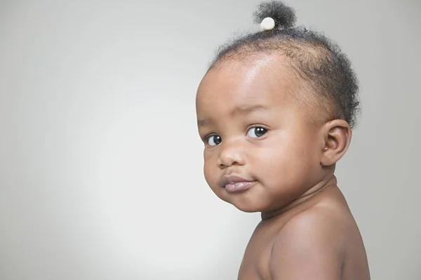 African american baby kijken camera — Stockfoto