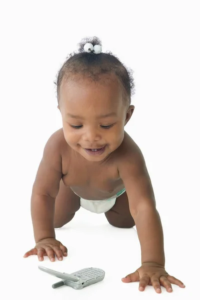 Meisje van de baby kijken naar mobiele telefoon — Stockfoto