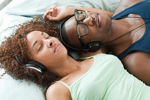 Man och kvinna som lyssnar på musik — Stockfoto