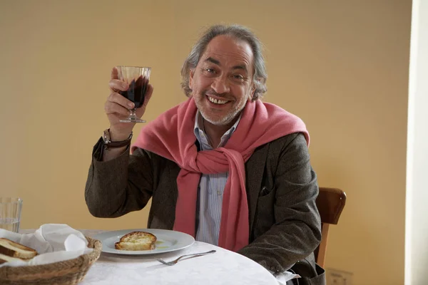 Uomo adulto anziano che regge il bicchiere di vino — Foto Stock