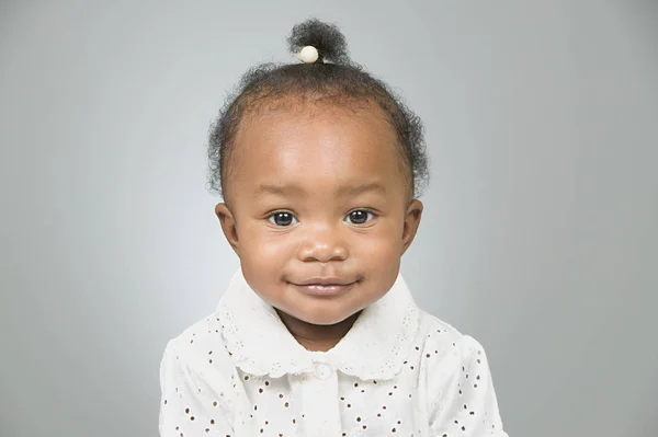 Schattige lachende meisje — Stockfoto