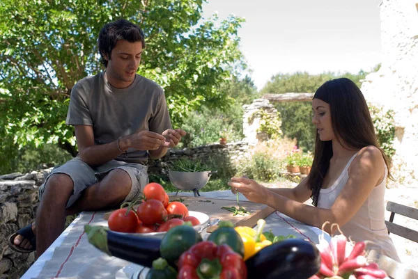 Couple préparant haricots verts — Photo