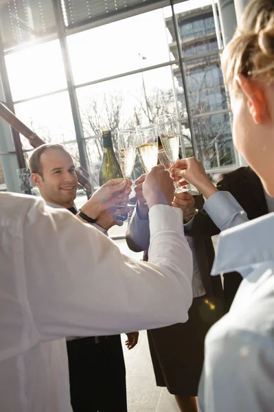 Happy Business Executives Champagne — kuvapankkivalokuva