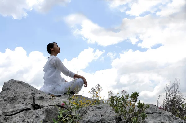 岩の上で瞑想の女性 — ストック写真