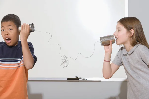 Crianças usando lata pode telefone — Fotografia de Stock