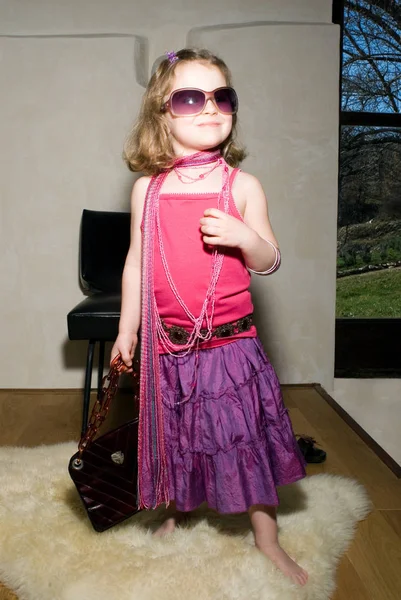 Küçük kız çanta ile güneş gözlüğü — Stok fotoğraf