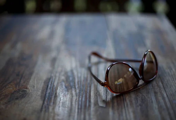 Vista Cerca Gafas Sol Sobre Mesa Madera Rústica Con Fondo —  Fotos de Stock