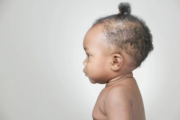 African american baby op zoek frontwards — Stockfoto