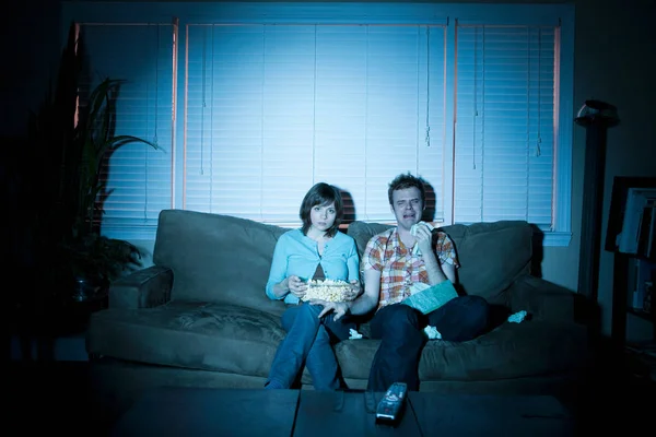 Tv를 시청 하는 젊은 부부 — 스톡 사진