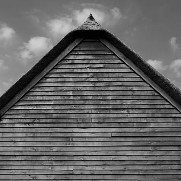 Reetgedecktes Dach einer Scheune — Stockfoto