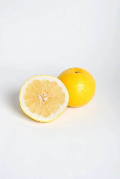 Entero y medio de naranja sobre blanco —  Fotos de Stock