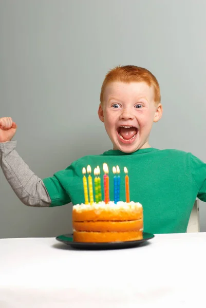 少年の誕生日ケーキに興奮して — ストック写真