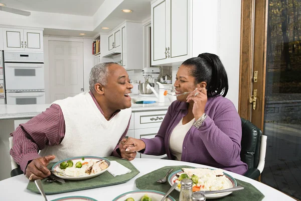 Sonriente pareja disfrutando de comida —  Fotos de Stock