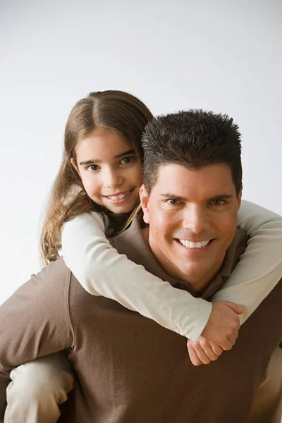 Ο πατέρας δίνει piggyback κόρη — Φωτογραφία Αρχείου
