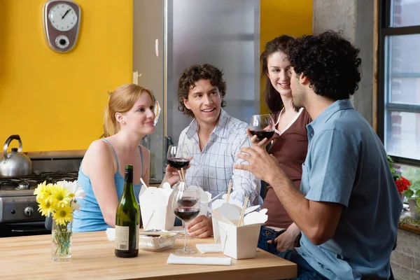 Друзі п'ють на кухні — стокове фото