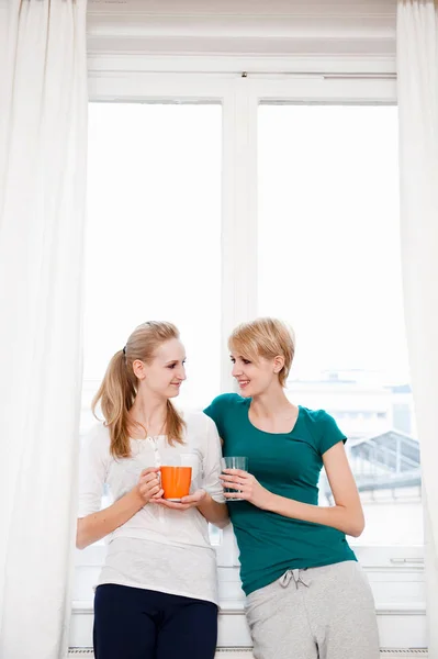 Женщины общаются и пьют сок — стоковое фото