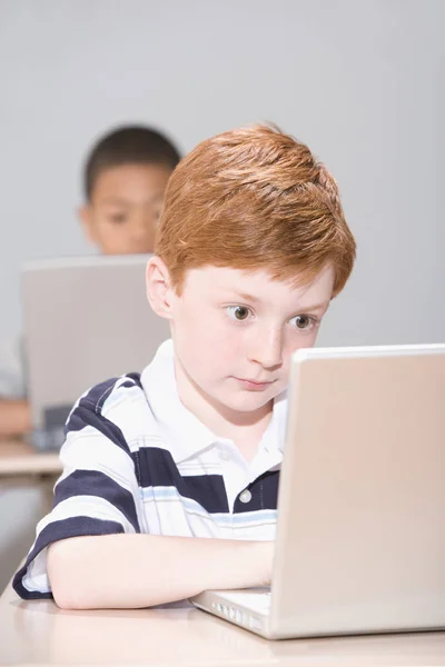 Jungen nutzen Laptop-Computer — Stockfoto