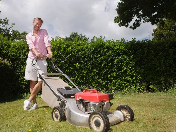 Man Dengan Push Mesin Pemotong Rumput Halaman Taman — Stok Foto