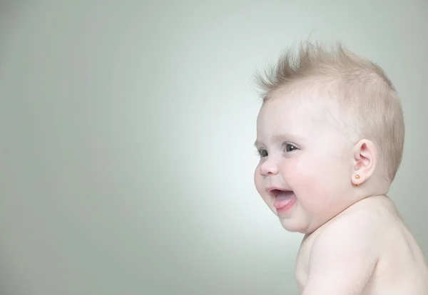아군 머리 여자 웃는 아기 — 스톡 사진