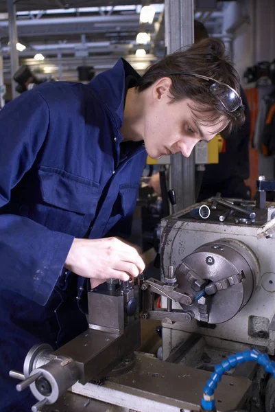 Student in shop class — Stock Photo, Image