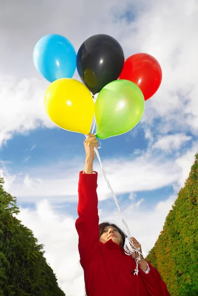 Девушка держит воздушные шары олимпийского цвета — стоковое фото