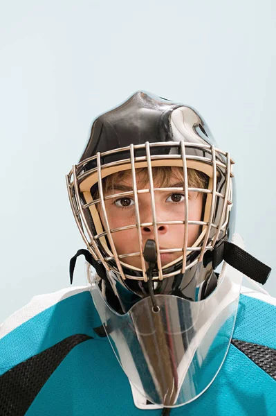 Garçon en uniforme de hockey sur glace — Photo