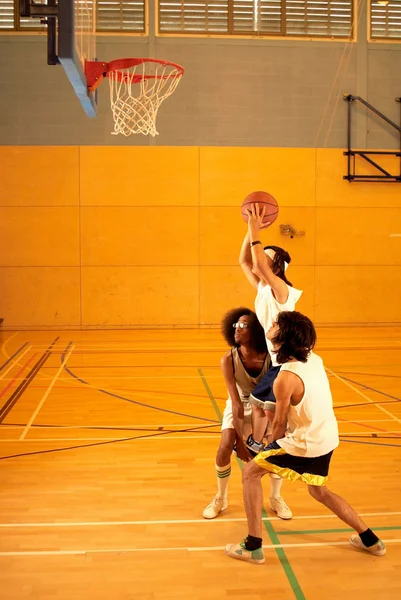 Tres jugadores de baloncesto — Foto de Stock