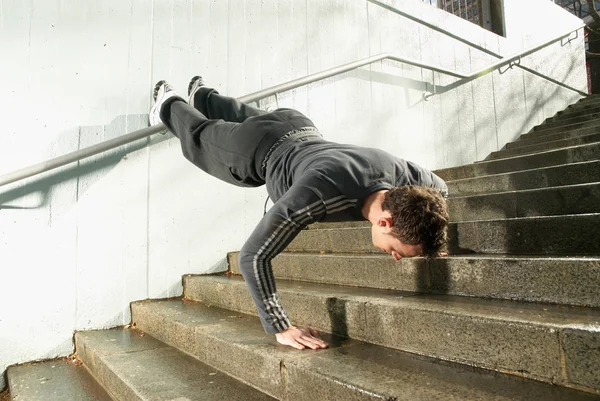 Hombre haciendo press ups —  Fotos de Stock