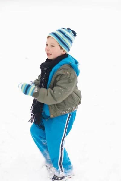 男孩玩雪 — 图库照片