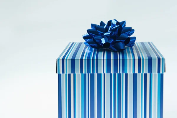 Синій подарунковій коробці — стокове фото