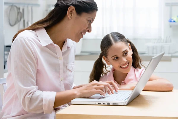 Madre e hija usando laptop — Foto de Stock