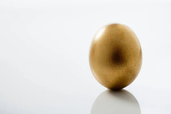 白い背景の上の つの黄金の卵 — ストック写真