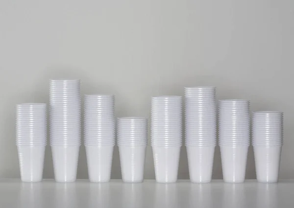 Linha de copos de plástico empilhados — Fotografia de Stock