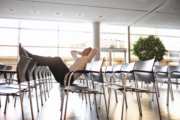 Geschäftsmann entspannt sich im Konferenzraum — Stockfoto