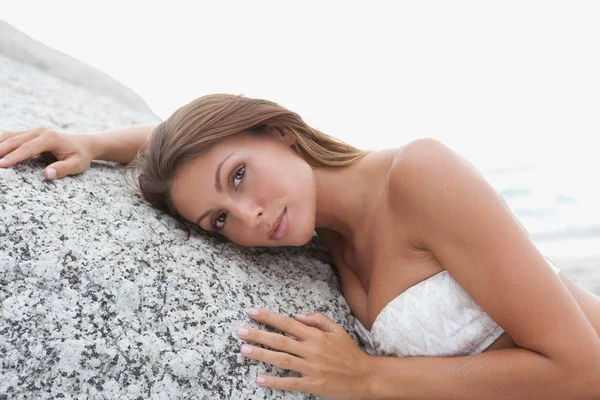 Wanita berbaring di atas batu — Stok Foto
