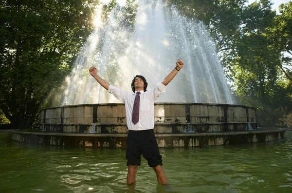 Emocionado hombre de negocios en la fuente — Foto de Stock