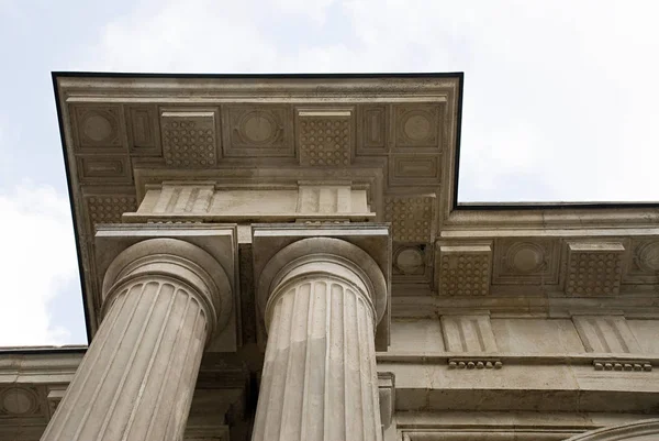 Vue du bas des colonnes du bâtiment — Photo